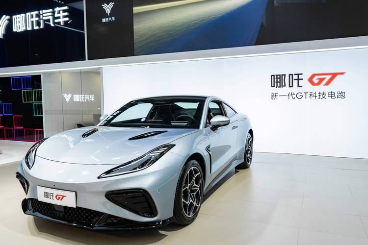 成都92哪吒汽车在智能汽车领域的表现，领途汽车在新能源汽车市场中的影响力